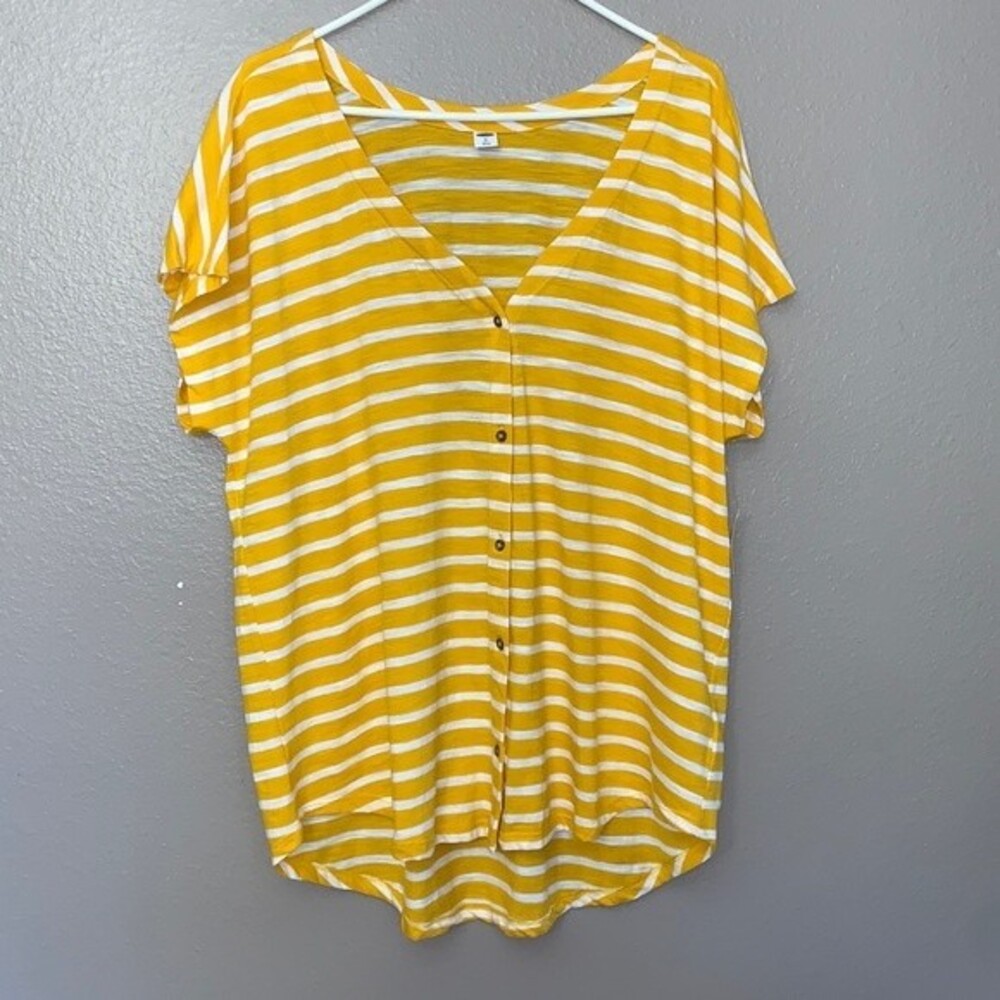 Old Navy yellow and white striped button down women’s top. Size XL. NWT.